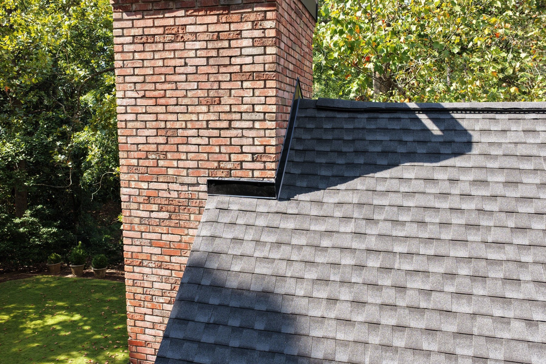 Architectural Shingles vs. 3-Tab: Georgia Guide 2 Dimensional architectural shingles beside a brick chimney